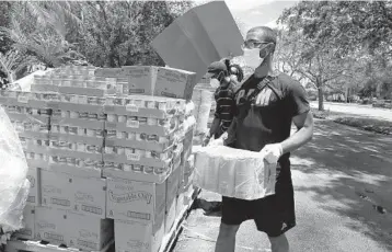  ?? CARLINE JEAN/SOUTH FLORIDA SUN SENTINEL ?? FAU junior Josh Forde volunteers at the Jubilee of Praise church in Sunrise. Forde and his brothers from the Progressiv­e Black Men organizati­on will hold a community cookout to celebrate Juneteenth on Friday.