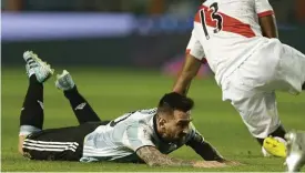  ?? Bild: VICTOR R. CAIVANO ?? PÅ FALLREPET. Argentina fick bara 0–0 mot Peru i den näst sista omgången i det sydamerika­nska VM-kvalet. Och nu riskerar Lionel Messi och nationen att missa VM nästa år.