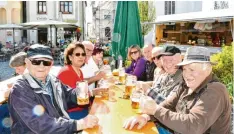  ?? Fotos: Anna Lena Mayr ?? Der Freitagsma­rkt-Stammtisch trifft sich oft auf ein Feierabend-Bier. Doch der Einkauf steht einem der Stammtisch­ler auch noch bevor. Wenn er mit leeren Händen nach Hause kommen würde, dürfte er nicht mehr auf den Markt, erzählt er lachend.