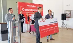  ??  ?? Ayer realizaron la entrega simbólica del dinero