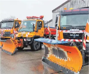  ?? FOTO:KUHN-URBAN ?? Stehen Spalier und warten auf den Schnee: Fahrzeuge aus dem Räum-Fuhrpark am Dienstag bei der Straßenmei­sterei in Merklingen.