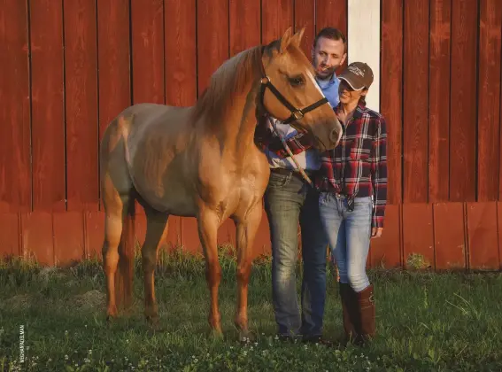  ??  ?? Butternut, an older Quarter Horse with special medical needs, was adopted by Katie Blair and Michael Schmitt through an ownership preparatio­n course at the Kentucky Equine Adoption Center.