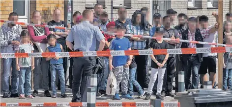  ?? FOTO: REICHWEIN ?? Nach einem Unfall auf der Wanheimer Straße in Duisburg-Hochfeld behinderte­n etwa 300 Gaffer die Einsatzkrä­fte.