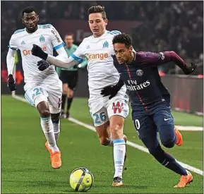  ??  ?? Impliqué sur deux buts du PSG, Neymar est sorti sur civière en fin de match.