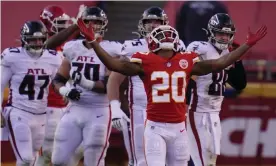  ??  ?? The Kansas City Chiefs’ Antonio Hamilton (20) celebrates after Atlanta Falcons place kicker Younghoe Koo missed a 39-yard field goal at the end of Sunday’s game. Photograph: Jeff Roberson/AP