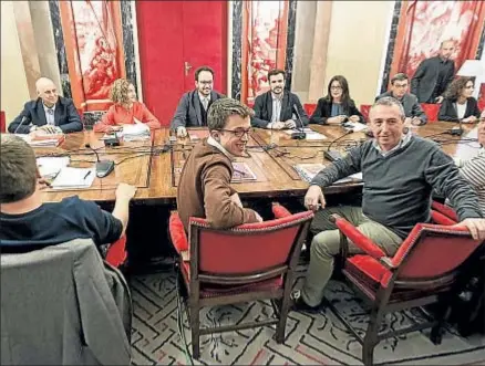  ?? DANI DUCH ?? Errejón y Baldoví, vueltos de espaldas ante los negociador­es de PSOE e IU al inicio de la reunión