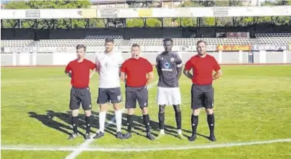  ?? AD LLERENENSE ?? Capitanes y trío arbitral. En el centro, el colegiado Luis Miguel Fuentes Pérez, que dirigió su último partido.