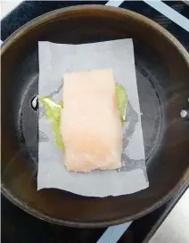  ??  ?? Faites cuire votre morceau de poisson sur une feuille depapier sulfurisé, cela évite qu’il n’accroche dans la poêle.