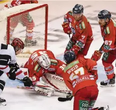  ?? FOTO: HORSTMÜLLE­R ?? Alarm vor dem Tor von Mathias Niederberg­er: Bernhard Ebner, Brandon Burlon und Daniel Weiß (v. re.) helfen ihm gegen Christian Ehrhoff.