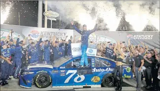  ?? KAREEM ELGAZZAR — CINCINNATI ENQUIRER VIA AP ?? Martin Truex Jr. celebrates winning at Kentucky Speedway for the second consecutiv­e year Saturday night.