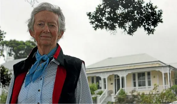  ?? LAINE MOGER/FAIRFAX NZ ?? ARD Fairburn’s daughter, Dinah Holman, stands outside her childhood home in Devonport.