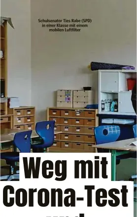  ?? ?? Schulsenat­or Ties Rabe (SPD) in einer Klasse mit einem mobilen Luftfilter