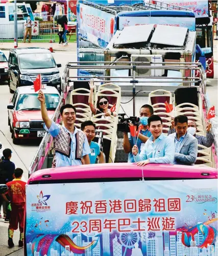  ?? RAYMOND CHAN / CHINA DAILY ?? Hong Kong residents celebrate the 23rd anniversar­y of Hong Kong’s reunificat­ion with the motherland on a bus tour on Hong Kong Island on Wednesday.