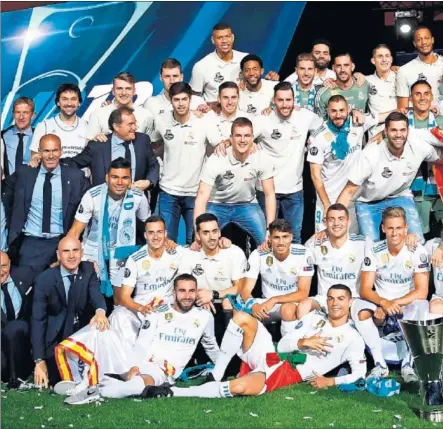  ??  ?? DOBLETE HISTÓRICO. El Real Madrid celebra en el Bernabéu un hito histórico que nunca se había logrado: lograr la Champions de fútbol y la Euroliga de baloncesto en la misma temporada.