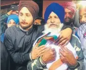  ??  ?? Darshan Singh, father of constable Kulwinder Singh, 26, holding the Tricolour during his last rites at Rauli village in Rupnagar. HT PHOTO