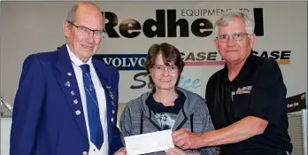  ??  ?? Saskatchew­an Elks Provincial President Chris Svab presented the grand prize of $50,000 in the Saskatchew­an Elks Children’s Charity Draw to Derris and Judy White of Swift Current.