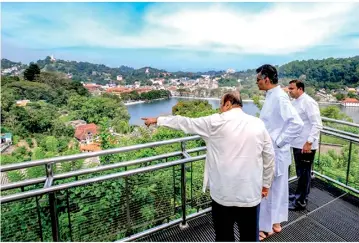  ??  ?? Kandy Mayor Kesara Sennayake makes a point while on a city tour with Minister Champika Ranawaka