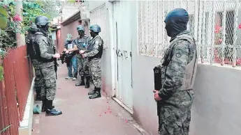  ??  ?? La Policía Militar custodia la vivienda del abogado Laureano Carbajal tras su captura.