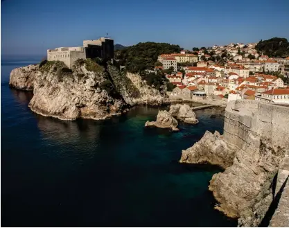  ??  ?? UTSIKT. En promenad runt Dubrovniks försvarsmu­rar är en svettig upplevelse som belönar med ljuvliga vyer.