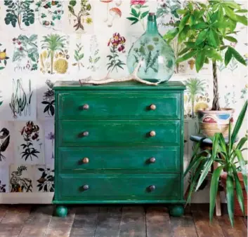  ?? ANNIE SLOAN ?? Deep greens, like this dresser painted in Amsterdam Green chalk paint by Annie Sloan, pair well with whites and creams as well as earthy yellows and oranges, and pay tribute to the ubiquitous wellness trend.