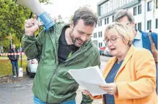  ??  ?? David Löwe übergibt den offenen Brief an Ministerin Theresia Bauer.