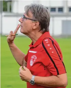  ?? Foto: Oliver Reiser ?? Stop! Sehr zur Freude von Trainer Helmut Riedl konnte der TSV Neusäß im Kellerdu ell in Durach seine Negativser­ie beenden.