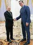  ?? FOTO: AP ?? Klein trifft Groß: Russlands Präsident Wladimir Putin (170 cm) und sein serbischer Kollege Aleksandar Vucic (199 cm) im März in Moskau.