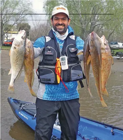  ??  ?? Desde mediados de agosto hasta fines de noviembre, La Balandra se convierte en un clásico de pesca en kayak. En esta oportunida­d pudimos contar más de 50 kayaks buscando una especie de agua salada en el Río de la Plata y a solo 80 km de Capital Federal.