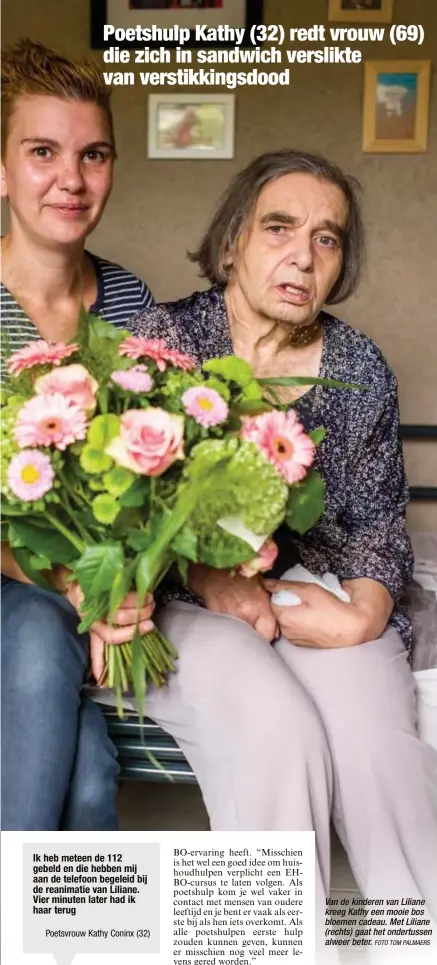  ?? FOTO TOM PALMAERS ?? Van de kinderen van Liliane kreeg Kathy een mooie bos bloemen cadeau. Met Liliane (rechts) gaat het ondertusse­n alweer beter. Poetshulp Kathy (32) redt vrouw (69) die zich in sandwich verslikte van verstikkin­gsdood