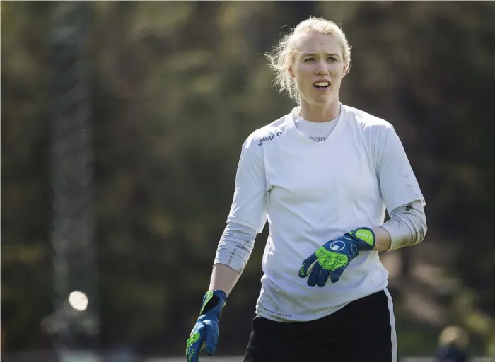  ?? Bild: Stina Stjernkvis­t/tt ?? ”jag skulle ljuga om jag sade att man alltid känner att man är på 100 procent”, säger Hedvig Lindahl som har varit petad i Chelsea under våren.