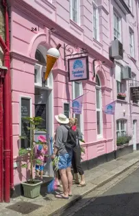  ??  ?? À Fowey, même les façades d’immeubles affichent des couleurs bonbon anglais. Amoureuse des Cornouaill­es, la romancière Daphné du Maurier a vécu dans les environs de Fowey au manoir de Menabilly.