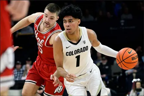  ?? CLIFF GRASSMICK — DAILY CAMERA ?? Colorado’s Julian Hammond III, right, drives against Utah’s Rollie Worster on Saturday at CU Events Center in Boulder.
