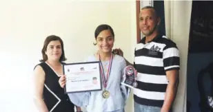  ?? ADRIANO ROSARIO/LISTÍN DIARIO ?? Logros. La estudiante Issanny Tejada Guzmán junto a sus orgullosos padres, al obtener medalla de bronce en olimpiadas de matemática­s.