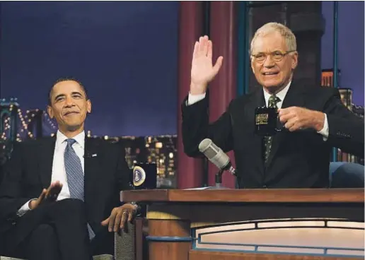  ??  ?? Letterman, entrevista­ndo a Obama en el 2009; en las otras fotos, varios famosos acudiendo a su último show este pasado mié