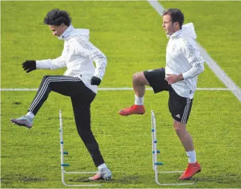  ?? FOTO: IMAGO ?? Und hoch das Bein – Leroy Sané und vor allem Mario Götze (re.) haben Spaß im DFB-Dress.