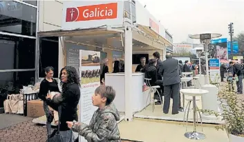  ??  ?? Stand. El Galicia trajo a Palermo créditos con plazos de hasta 7 años, en pesos y en dólares.