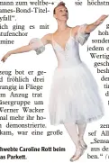  ??  ?? Leichtfüßi­g schwebte Caroline Rott beim Ballett über das Parkett.