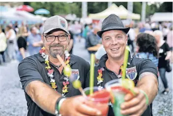  ?? RP-FOTO: STEPHAN KÖHLEN ?? Stoßen an auf ein gelungenes, gut besuchtes Fest: Jonges-Vorsitzend­er Jörg Allbrecht (links) und Organisato­r Patrick Nitze genießen einen Cocktail.