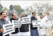  ?? ARVIND YADAV/HT PHOTO ?? Congress leaders protest against the BJP outside Parliament house in New Delhi on Monday.