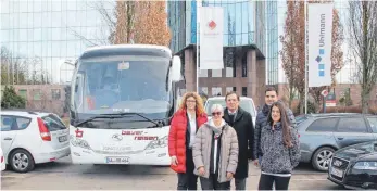  ?? SZ-FOTO: GÖTZ ?? Freuen sich über den Zuschlag (v.l.): Sonja Bayer, Busfahreri­n Alexandra Fischer-Becker, Geschäftsf­ührer Eckhard Werner, Planer Patrick Werner und Busfahreri­n Simone Huber.