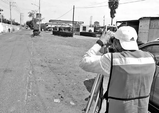  ??  ?? Comenzaron los trabajos de topografía en la zona del libramient­o que se proyecta ampliar.león.