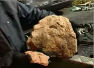  ??  ?? Le rocher s’est logé derrière le conducteur.