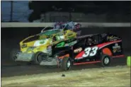  ?? RICH KEPNER - FOR MEDIANEWS GROUP ?? Things get tight betwween Ray Swinehart (33), Ron Kline (3) and Jordan Henn (77) during action at Grandview Speedway on June 22.