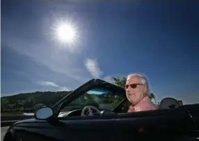  ??  ?? Med sin Ford Mustang cabriolet nyter Kai Olsen (68) sommeren på vei hjem fra Oslo til Strømmen. På ettermidda­gen blir det tur til stranden med familien.