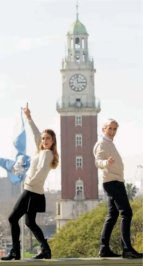  ??  ?? Enamorados y divertidos en Plaza San Martín. Irene ayudó a convencer a Imanol para que vuelva a hacer teatro tras 24 años, y él aceptó. Hasta el 2 de septiembre interpreta “La Vida a Palos”, en el Maipo, mientras que ella presenta su nueva exposición fotográfic­a.