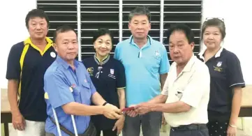  ??  ?? Liew (right) hands over cash assistance to an injured member Kung Chu Lang as Yiap (third right) looks on. From left are Wong, Penghulu Wong, and Sia.