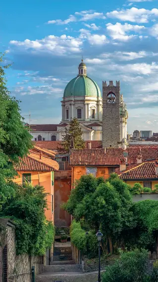  ??  ?? Scorci Il centro storico di Brescia, uno dei 33 quartieri della città (Getty Images)