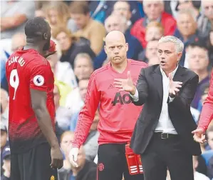  ?? — Gambar AFP ?? MOURINHO (kanan) bercakap dengan Lukaku ketika perlawanan liga menentang Brighton di Stadium American Express Community, Brighton kelmarin.