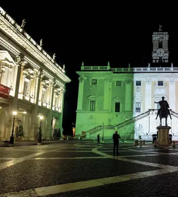  ??  ?? Tricolore
Il Campidogli­o illuminato con il tricolore per i 159 anni dall’Unità d’Italia (foto Claudio Guaitoli)