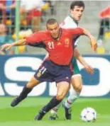  ?? ?? ฀Luis Enrique, al mando de la selección española ฀En su recién estrenada faceta de ‘streamer’ Protestand­o al cuarto árbitro Jugando con la selección contra Bulgaria en el Mundial de Francia 98 ฀Abrazando a Morata